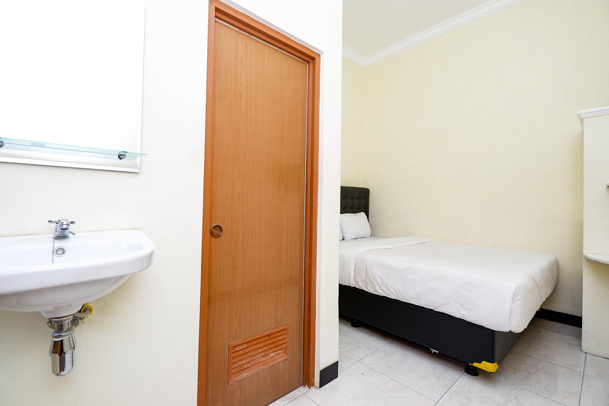 Super Oyo Capital O 2258 Santana Syariah Guest House Kartosuro Exterior foto