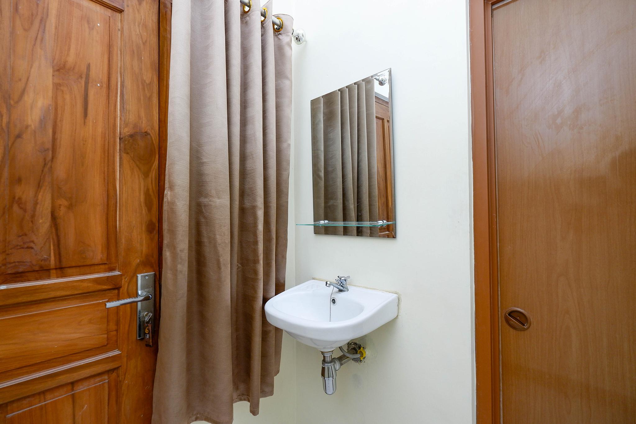 Super Oyo Capital O 2258 Santana Syariah Guest House Kartosuro Exterior foto