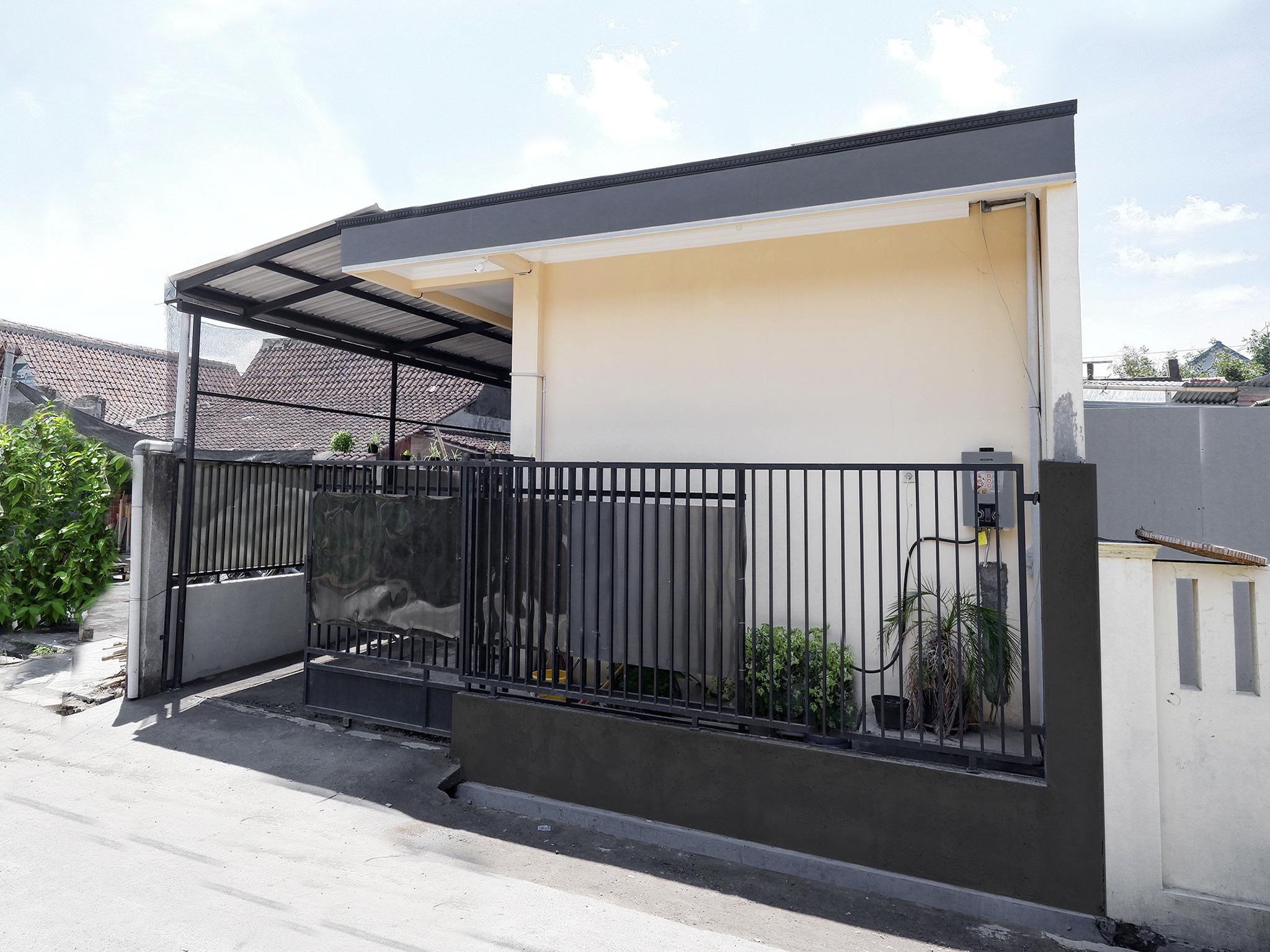 Super Oyo Capital O 2258 Santana Syariah Guest House Kartosuro Exterior foto